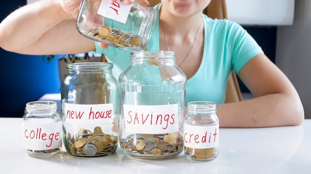 Jak odkładanie pieniędzy co miesiąc wpływa na Twoje finanse?