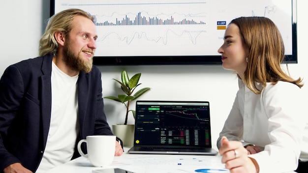 Jak wybrać akcje, w które warto inwestować?